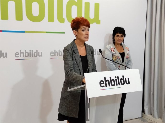 Archivo - Bakartxo Ruiz y Laura Aznal, parlamentarias de EH Bildu en el Parlamento de Navarra.