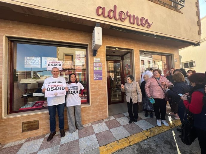 Olanda Quintanilla y su marido mostrando el número de el Gordo