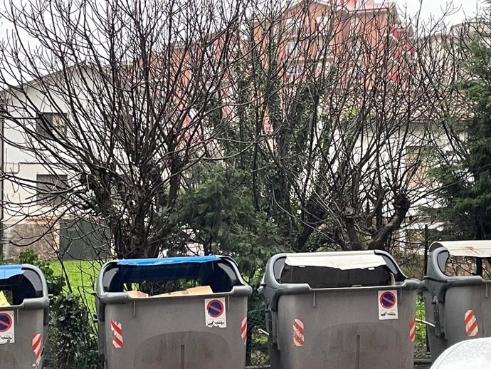 Archivo - Contenedores de basura de Camargo.