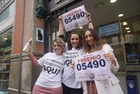 La responsable de El Gato Negro ve "muy repartido" el "Gordo" en Sevilla y revela que su tía le auguró el premio