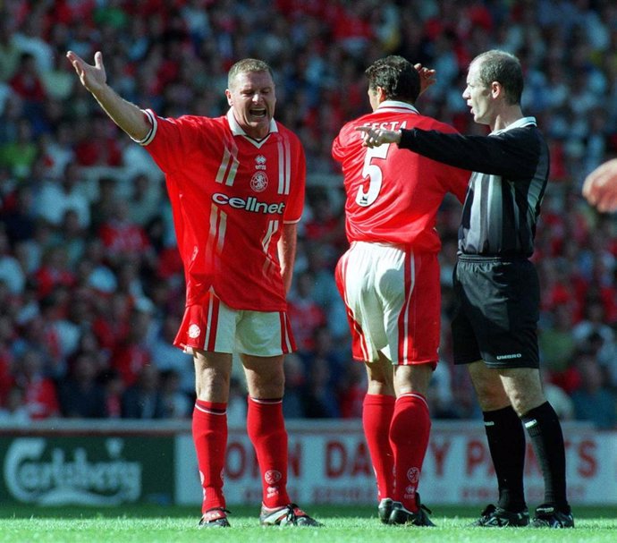 Archivo - El jugador de fútbol Paul Gascoigne, que tuvo problemas con el alcohol, juega un partido con el Middlesbrough. A 19 de septiembre de 1998.