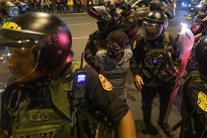 Un joven detenido en Perú durante las protestas tras la destitución de Pedro Castillo