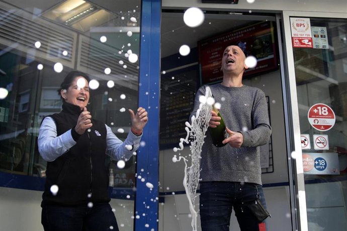 El propietario de la administración número 2 de Rubí (Barcelona), Luis Bermejo, celebra la venta de un décimo del premio 'Gordo' de la Lotería de Navidad
