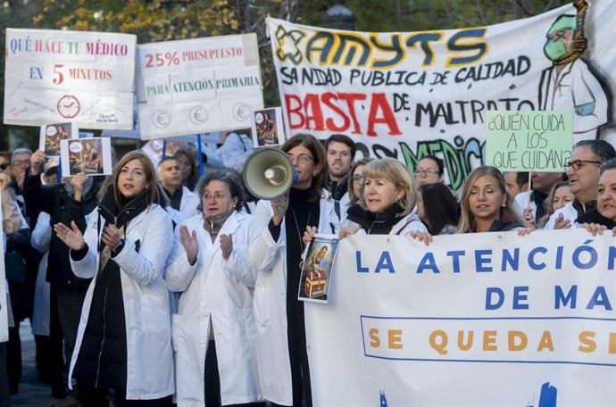 Varias personas con pancartas participan durante una concentración de sanitarios. Archivo.