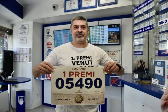El propietario del estanco de la Zona Franca de Barcelona donde se ha vendido décimos del 'Gordo'