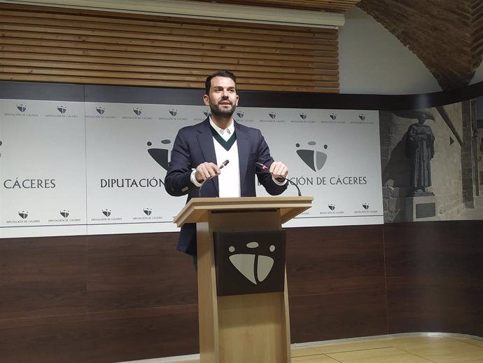 El portavoz del Gobierno de la Diputación de Cáceres, Álvaro Sánchez Cotrina, en la rueda de prensa anterior al Pleno ordinario de diciembre