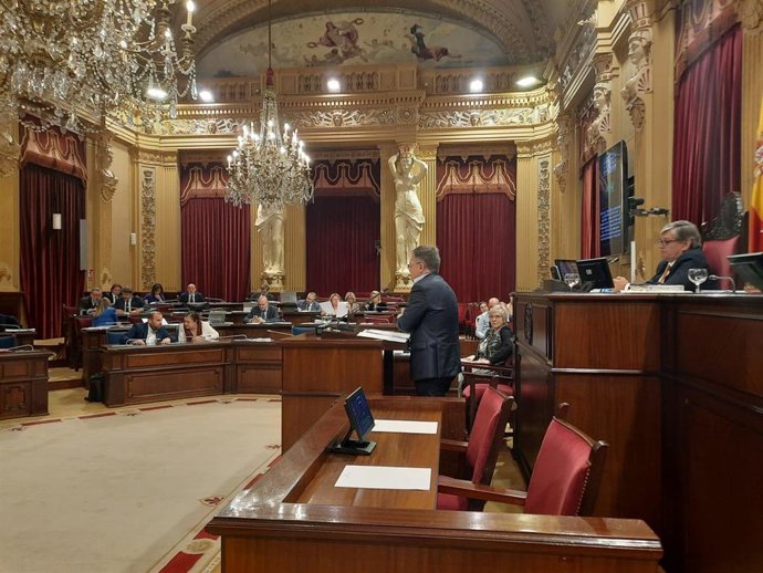 El conseller de Movilidad y Vivienda, Josep Marí, en el debate de presupuestos en el Parlament.