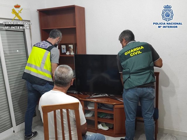 Agentes de la Policia Nacional y la Guardia Civil en la operación policial que ha desarticulado un grupo supuestamente dedicado al robo en viviendas.