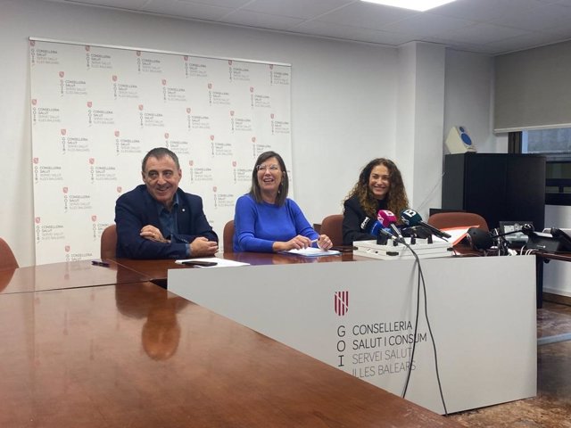 La consellera de Salud y Consumo, Patricia Gómez, el director general del IbSalut, Manuel Palomino, y la directora de Gestión y Presupuestos, Mar Rosselló.