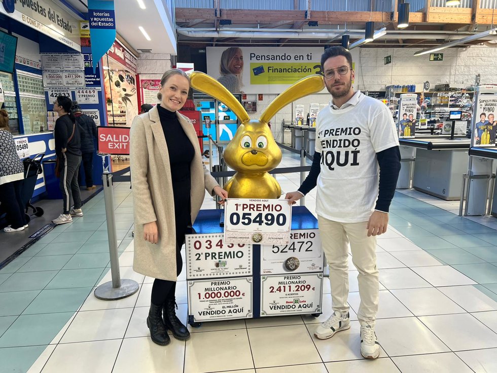 La administración número 5 'El Conejo de Oro' de Torrevieja (Alicante), ubicada en el centro comercial de Carrefour, celebra haber vendido una serie del 'Gordo'