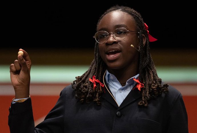 Una niña de la residencia de San Ildefonso canta un quinto premio durante el Sorteo Extraordinario de la Lotería de Navidad 2022, el número '88509'.