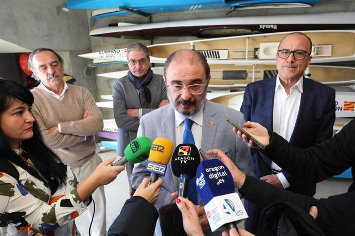 El presidente del Gobierno de Aragón, Javier Lambán, en su visita al C.N. Helios.