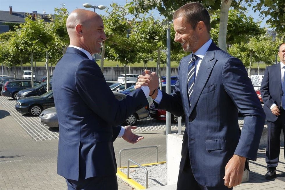Archivo - Luis Rubiales saluda a Aleksander Ceferin, presidente de la UEFA.