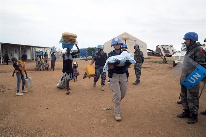 Archivo - 'Cascos azules' de la ONU dan ayuda a desplazados en Sudán del Sur