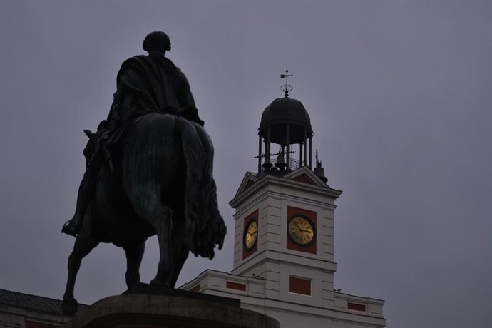 El Reloj de la Puerta del Sol durante su puesta a punto visto desde fuera, a 20 de diciembre de 2022, en Madrid (España). 
