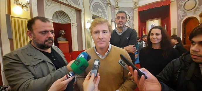 El alcalde de Badajoz, Ignacio Gragera, atiende a los medios