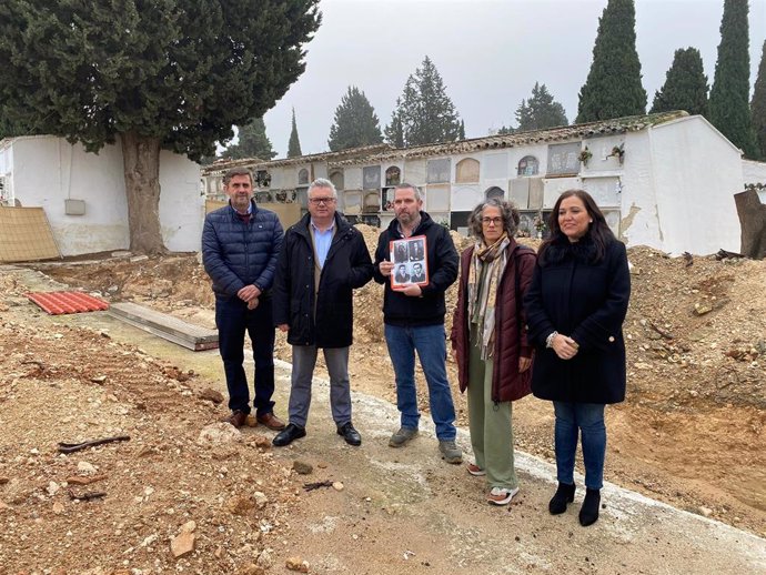 El delegación de Memoria Democrática de la Diputación de Córdoba, Ramón Hernández (izda), visita el cementerio de Puente Genil.