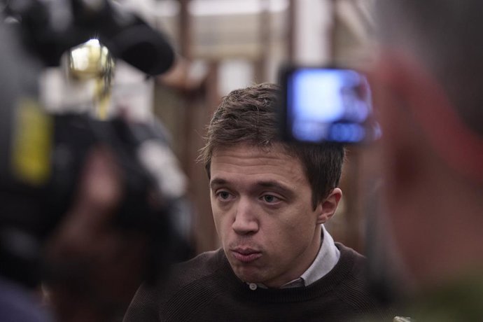 Archivo - El líder de Más País, Iñigo Errejón, ofrece declaraciones a los medios, durante una sesión plenaria en el Congreso de los Diputados, a 27 de octubre de 2022, en Madrid (España). El Pleno del Congreso examina el decreto ley que rebaja entre oct