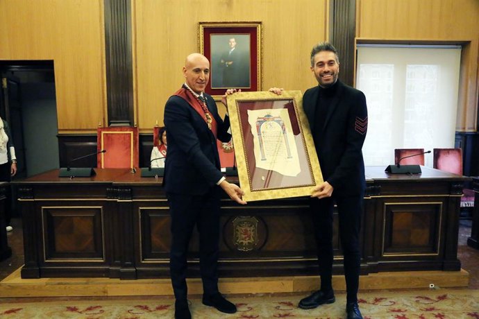 El alcalde de León, José Antonio Diez, hace entrega de un obsequio al presentador Dani Martínez, nombrado Hijo Predilecto de la ciudad.