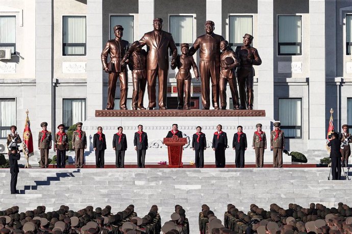 Archivo - Imagen de archivo del líder norcoreano, Kim Jong Un, en el centro, durante un acto oficial en Pyongyang. 