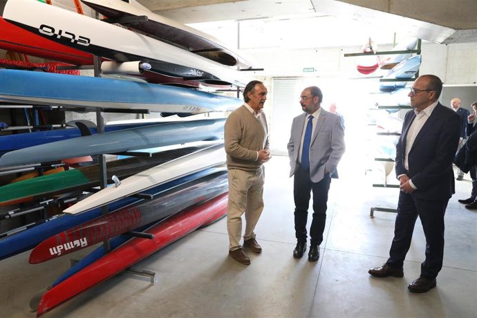 El presidente de Aragón, Javier Lambán, ha realizado las declaraciones durante su vista al C.N. Helios.