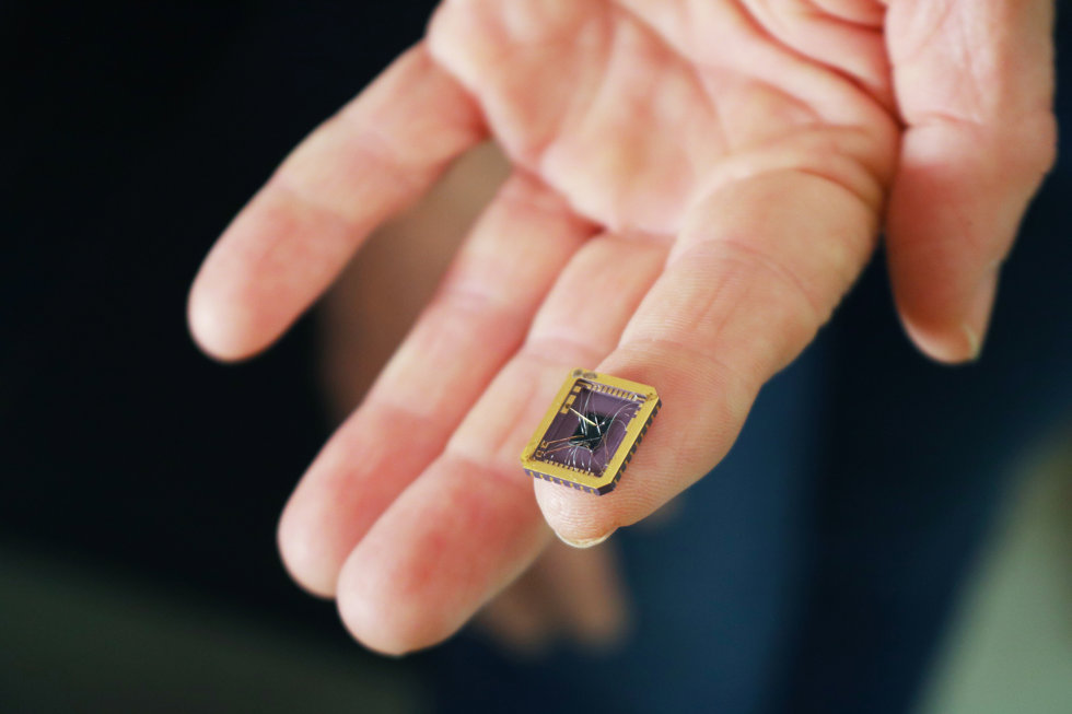 Claire Berger, profesora de física de Georgia Tech, sostiene el dispositivo de grafeno del equipo cultivado en un chip de sustrato de carburo de silicio.