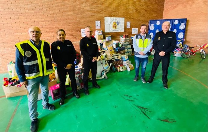 La Policía Nacional recoge 2,5 toneladas de alimentos y juguetes para niños de dos centros educativos en Málaga