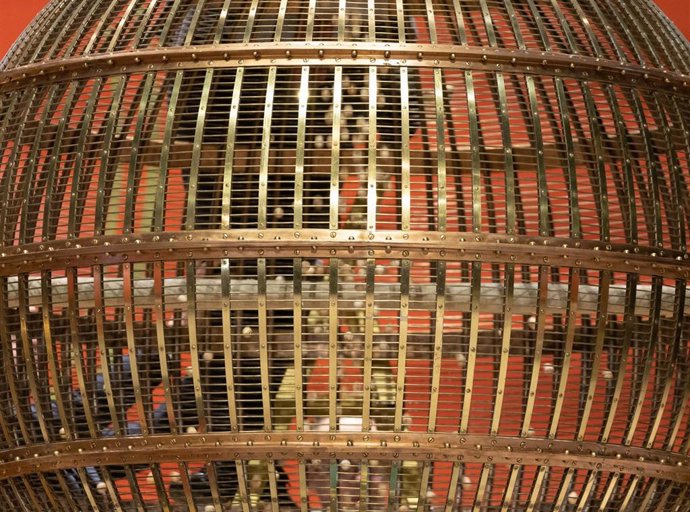 Las bolas caen para dar comienzo al Sorteo Extraordinario de la Lotería de Navidad 2022, en el Teatro Real de Madrid, a 22 de diciembre de 2022, en Madrid, (España). 