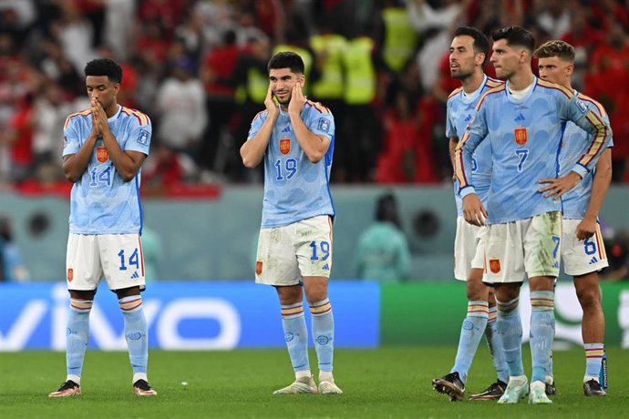 Jugadores de la selección española lamentan la eliminación en el Mundial de Catar, cayendo en octavos de final en los penaltis ante Marruecos. 