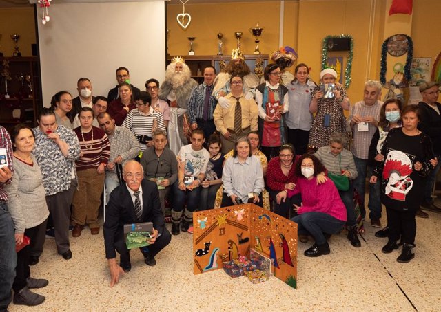 El presidente de la Diputación de León, Eduardo Morán, en la foto de familia con usuarios y trabajadores del centro asistencial Sagrado Corazón.