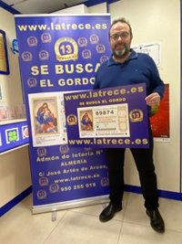 'LaTrece' de Almería vende dos décimos del cuarto premio 25.296 y reparte 2.200 euros con décimos que esconde cada año