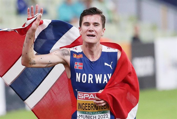 Archivo - El atleta noruego Jakob Ingebrigtsen celebra su título de campeón de Europa de campo a través