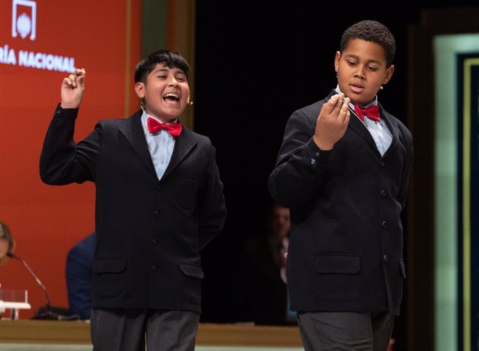 Dos niños de la residencia de San Ildefonso cantan el tercer premio del Sorteo Extraordinario de la Lotería de Navidad 2022, el número '45250', en el Teatro Real de Madrid, a 22 de diciembre de 2022, en Madrid, (España). 