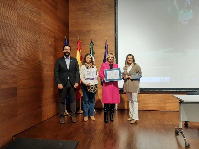 Sánchez muestra el certificado otorgado al hospital de Andújar.