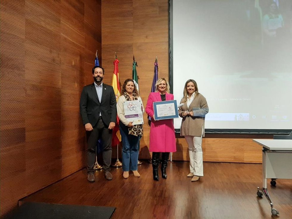 Sánchez muestra el certificado otorgado al hospital de Andújar.