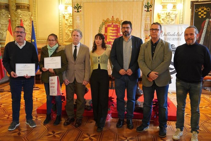 El concejal de Participación Ciudadana en el Ayuntamiento de Valladolid, Alberto Bustos, junto con los premiados.