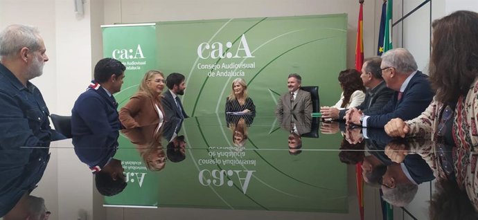 Desarrollo Educativo y el CAA trabajarán juntos "para avanzar en la alfabetización mediática" de los jóvenes.