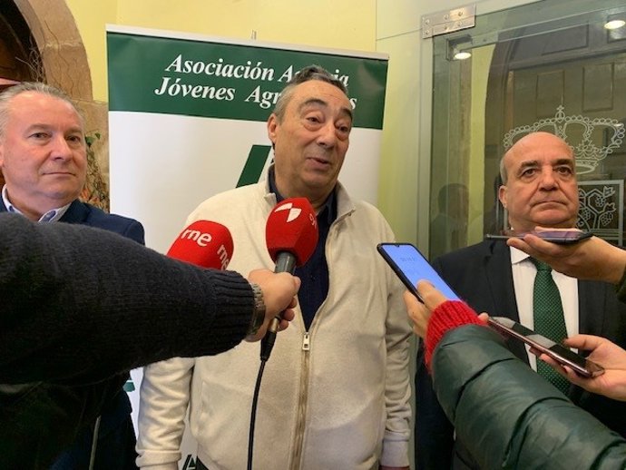 Dujo (I), Gómez y Medina, en la asamblea navideña de Asaja Soria.