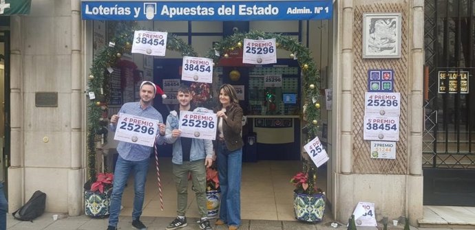 La Administración de Lotería número 1 de Santander celebra la venta de los números premiados.