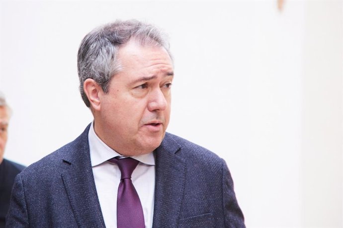 El secretario general del PSOE de Andalucía, Juan Espadas, este jueves en el Parlamento de Andalucía.