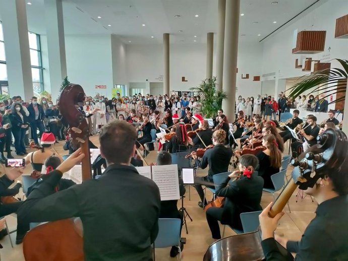 Imagen del concierto de Navidad que se ha celebrado en el hall del Hospital de Salamanca.