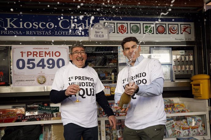 Empleados de El Quiosco Chalo de Plaza Nueva, celebran que han vendido el Gordo de la Lotería de Navidad, correspondiente al número 05490. A 22 de diciembre de 2022, en Granada, Andalucía (España). En esta ocasión, el sorteo cuenta con un total de 2.520