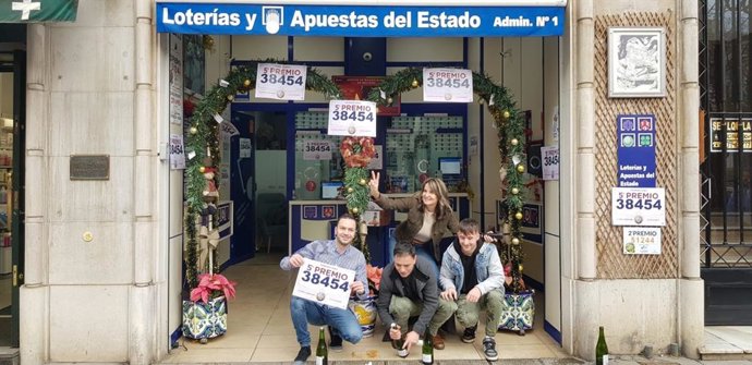 La Administración número 1 de Santander, en la calle Calvo Sotelo 15, celebra la venta de los números premiados.