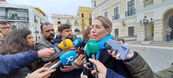 El presidenta del PP de Extremadura, María Guardiola, atiende a los medios en el minuto de silencio de Badajoz