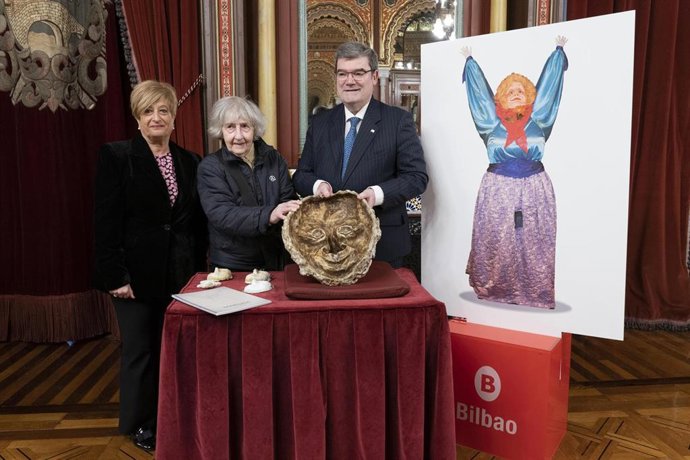 Itziar Urtasun, Mari Puri Herrero y Juan Mari Aburto con la imagen de 'Marijaia'