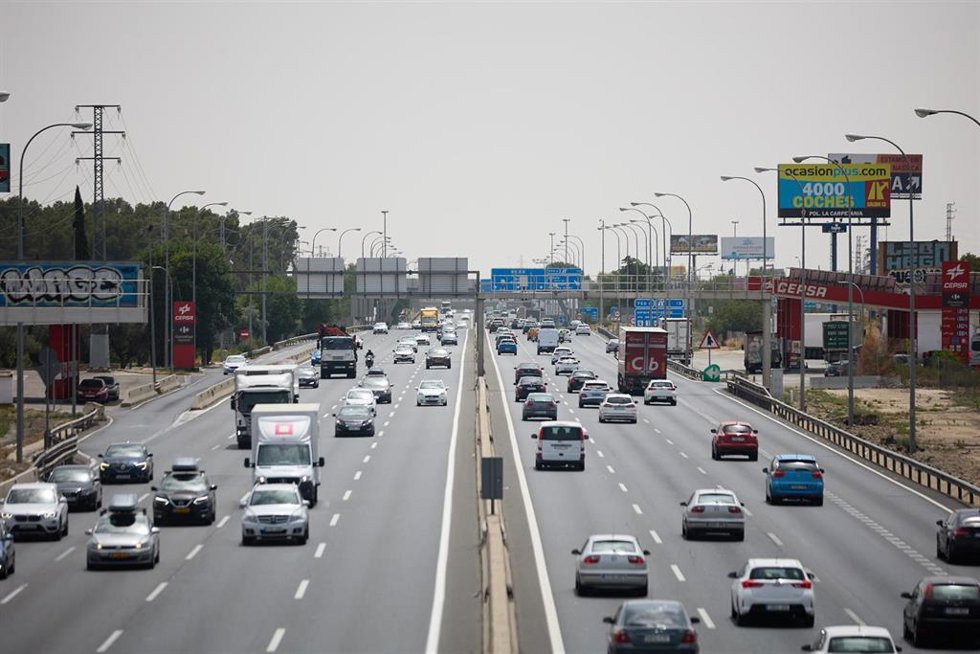 Archivo - Numerosos vehículos circulan por la autovía A-4, en Madrid (España).