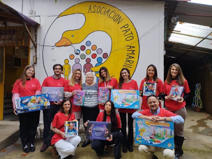 Los empleados de Lilly compran 320 juguetes a niños en riesgo de exclusión social como regalo de Reyes