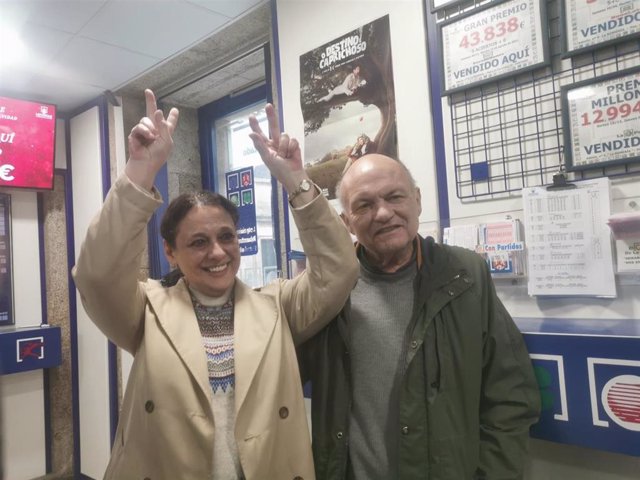 Cristina Domínguez y José Antonio Trillo, responsables de la administración número 6 de Lotería en Praza Cervantes, en Santiago de Compostela, que repartió el quinto premio del 87.092.