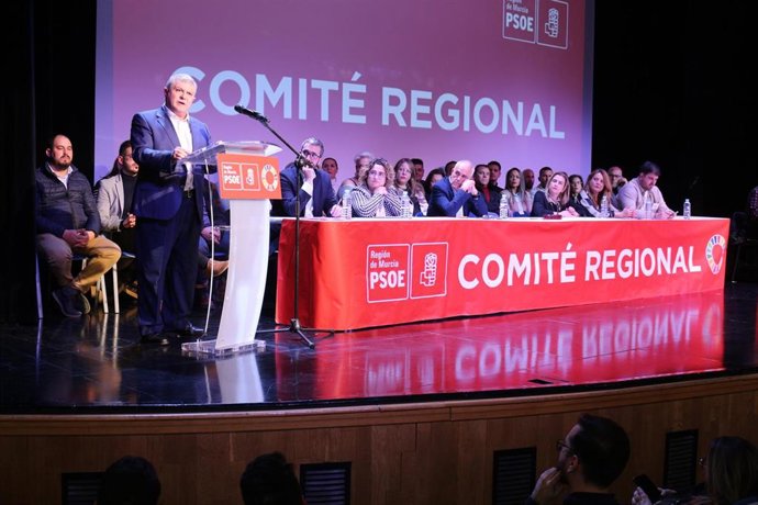 El secretario general del PSOE en la Región de Murcia, José Vélez, interviene en el Comité Regional del partido