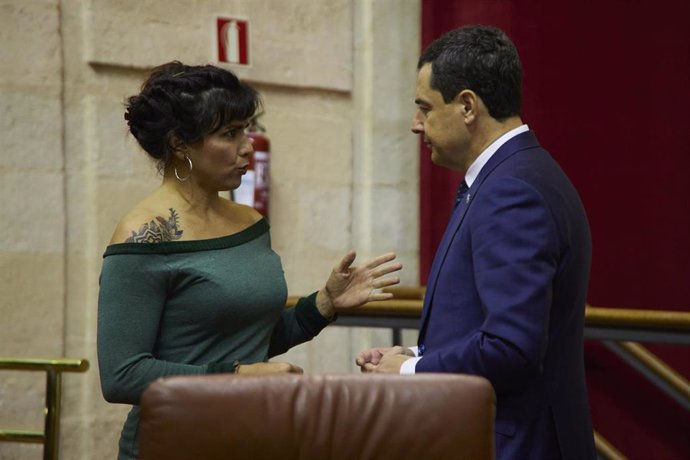 El presidente de la Junta de Andalucía, Juanma Moreno, ha acudido hasta el escaño de Teresa Rodríguez para despedirse de ella tras su renuncia a continuar como diputada. 